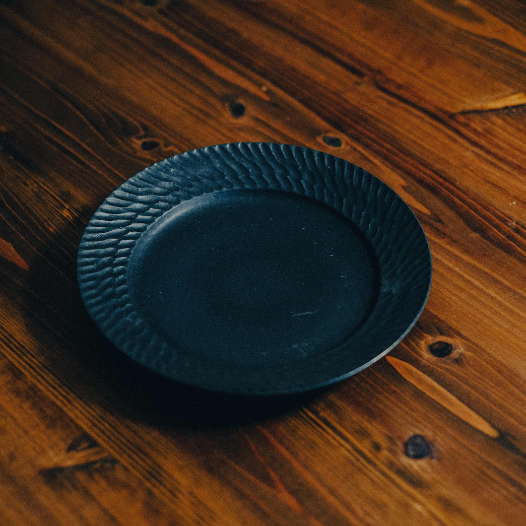 しのぎリムプレート平皿（黒）